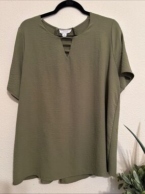 Corvia Moss Green Short-Sleeve Tunic with Ladder Neck Detail